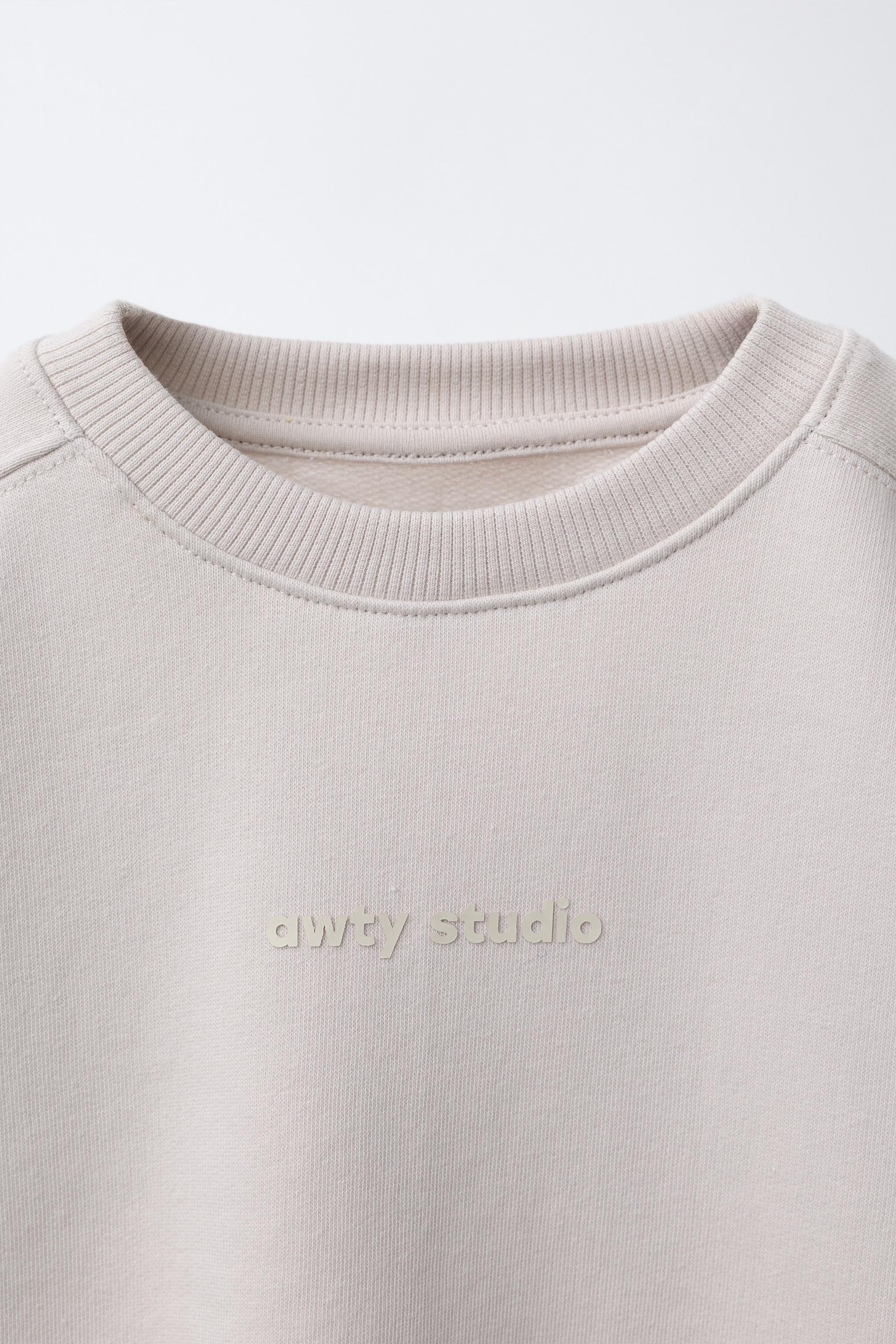RAISED TEXT SWEATSHIRT